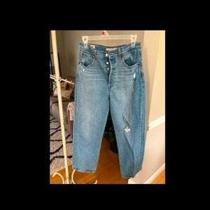 Levi’s rib cage straight ankle size 28